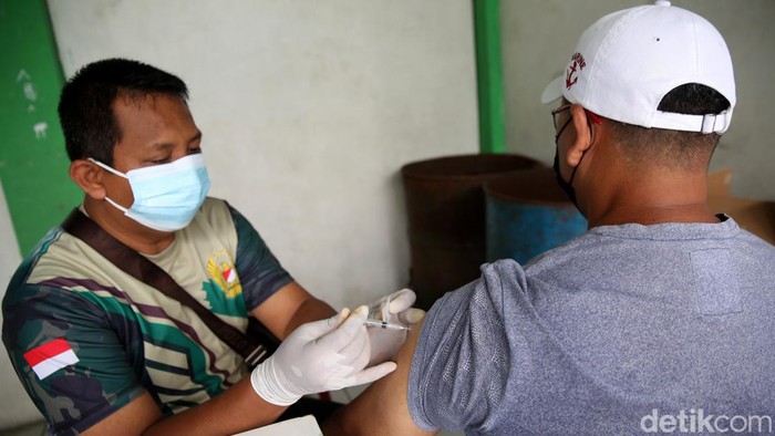 Vaksinasi door to door digelar di kawasan Aren Jaya, Bekasi Timur, Kota Bekasi. Dalam kegiatan itu, 100 warga menerima vaksin COVID-19 dosis 1,2, maupun booster