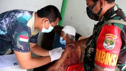 Vaksinasi door to door digelar di kawasan Aren Jaya, Bekasi Timur, Kota Bekasi. Dalam kegiatan itu, 100 warga menerima vaksin COVID-19 dosis 1,2, maupun booster