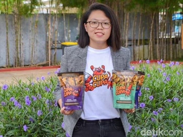 Vania (26), pengusaha snack seafood Cupa-Cupa asli Pangandaran