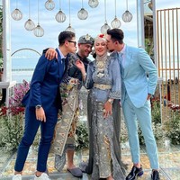 Venna dan Ferry mengenakan serasi mengenakan baju tradisional bernuansa abu-abu. Foto: dok. Instagram