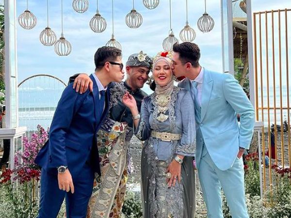 6 Foto Venna Melinda & Ferry Irawan Menikah Pakai Baju Bali, Maharnya Berlian