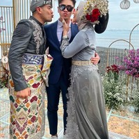 Venna konsisten mengenakan hijabnya, namun tetap ada nuansa tradisional dengan menggunakan mahkota khas pengantin Bali. Foto: dok. Instagram