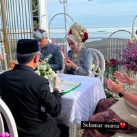 Ferry Irawan memberikan mahar mewah. Selain ada seperangkat alat salat, ada juga satu set erhiasan berlian dan blue safir 80 gram. Foto: dok. Instagram