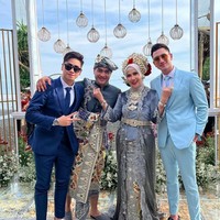 Pasangan artis yang jadi sorotan tersebut pun didampingi kedua anak Venna Melinda, Verrell Bramasta dan Athalla Naufal. Foto: dok. Instagram
