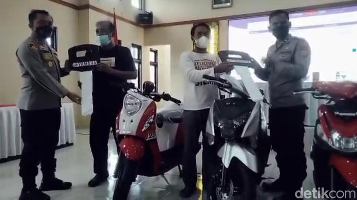 Warga mendapatkan hadiah sepeda motor usai divaksinasi