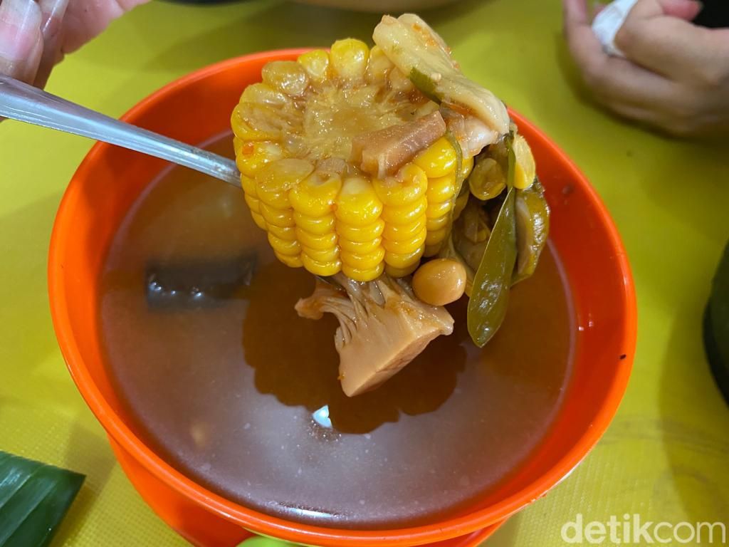 Warung Nasi Cipunjur: Gurih Nagih! Ada 37 Lauk Prasmanan Sunda yang Sedap di Depok