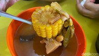 Sayur asem di Warung Nasi Cipunjur layak dicoba. Rasa asamnya kuat dan menyegarkan.