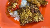Lauk ini bisa jadi ide santapan kamu nih. Empal di Warung Nasi Cipunjur dibanderol Rp 25 ribuan. Ukurannya lumayan berserat dengan tekstur kenyal.