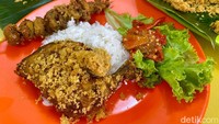 Ayam goreng (Rp 18.000), sate kulit ayam (Rp 10.000), sate usus (Rp 10.000), udang kremes (Rp 22.000), empal (Rp 25.000), dan sayur asem (Rp 12.000) adalah beberapa menu yang layak dicoba. Dipadukan dengan nasi hangat, rasanya nikmat!