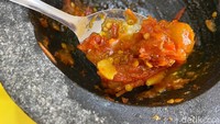 Kalau tak terlalu suka pedas, Warung Nasi Cipunjur menyediakan sambal tomat. Tekstur sambalnya cenderung lebih halus dan berair. Rasa pedasnya tak terlampau kuat.