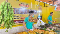 Sistem bersantap di sini adalah prasmanan di mana pengunjung memilih lauk sendiri. Ada puluhan lauk ungkep bumbu kuning yang disusun berjejer di wadah beralas daun pisang.