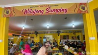 Ada lebih dari 37 pilihan lauk di sini. Kamu bisa memilih ayam bakar, ayam goreng, bebek kremes, sate usus, sate kulit, gurame goreng, nila bakar, udang kremes, belut goreng, empal, paru, hingga sayur asem.