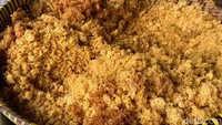 Makan makin semangat dengan pelengkap kremesan yang gurih renyah. Teksturnya garing, namun tetap nyaman dimakan di mulut.