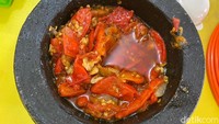 Sambal dower yang jadi andalan Warung Nasi Cipunjur diletakkan di cobek batu berukuran besar. Tampilannya merah merona dengan genangan minyak cukup banyak. Sambal ini bisa diambil sepuasnya.