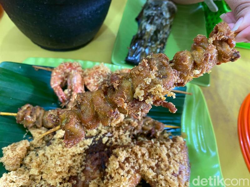 Warung Nasi Cipunjur: Enak dan Pedas!  Ada 37 lauk prasmanan khas Sunda yang enak di Depok