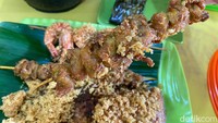Sate kulitnya merupakan versi yang tebal sehingga masih agak juicy kenyal meski sudah digoreng hingga bagian luarnya kering. Tak beda jauh, ada juga sate usus yang garing gurih.