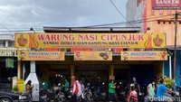 Warung Nasi Cipunjur berada di Depok II Tengah, tepatnya di Jl. Kemakmuran Raya Nomor 41. Baru buka akhir Januari 2022, rumah makan ini laris diserbu pembeli.