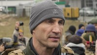 Guna membela Ukraina, mantan petinju Wladimir Klitschko menjadi tentara relawan untuk berperang melawan Rusia. Begini gaya mantan juara tinju kelas berat itu di medang perang. (Foto: Efrem Lukatsky/AP)