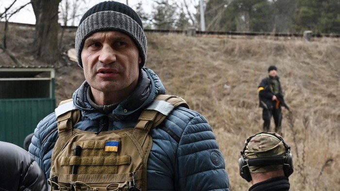 Kyiv mayor Vitali Klitschko reacts on a check-point on Kyiv outskirts on March 6, 2022. (Photo by Genya SAVILOV / AFP)