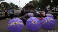 Aktivis Greenpeace membawa replika gurita raksasa sebagai simbol oligarki.  