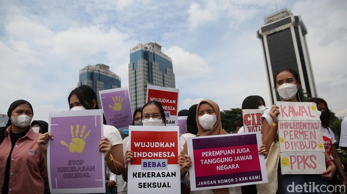 Ada Gurita Raksasa di Aksi Hari Perempuan Sedunia Massa mengatasnamakan organisasi perempuan menggelar demo peringatan Hari Perempuan Sedunia 2022. Massa menuntut RUU Tindak Pidana Kekerasan Seksual (TPKS) segera disahkan menjadi undang-undang.