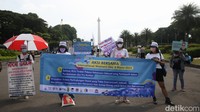 Sementara arus lalu lintas terpantau ramai lancar. Tampak beberapa petugas polisi berjaga di kawasan Patung Kuda.  