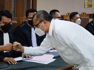Cuitan Allahmu Lemah Berujung Vonis 5 Bulan Bui Ferdinand Hutahaean