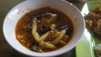 Salah satu makanan khas Kalimantan yang unik adalah sayur keladi. Batang dan daun keladi dimasak dengan bumbu-bumbu dengan rasa sedikit pedas. Sayur yang sudah jarang ditemui, rasanya nikmat dan unik! (Wahyu Setyo Widodo/detikTravel)