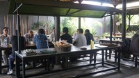 Berlokasi di dekat kantor-kantor pemerintahan memang membuat Alila Resto jadi tujuan favorit bagi para pekerja untuk bersantap siang. Tak heran jika waktu jam makan siang, restoran ini dipenuhi oleh pengunjung. (Wahyu Setyo Widodo/detikTravel)