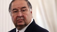 Alisher Usmanov disebut-sebut sebagai oligarki favorit Putin. Ia juga salah satu yang terkaya, bernilai sekitar $17,6 miliar (Rp253 triliun), menurut Forbes. UE menjabarkannya sebagai pengusaha-pejabat yang membantu sang presiden menyelesaikan masalah-masalah bisnisnya. (Maxim Shemetov/Pool Photo via AP).