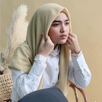 Sosok Angah viral setelah dia tampil sebagai model hijab. Awalnya netizen mengira Angah adalah pria yang didandani dengan baju muslim wanita dan hijab. Foto: Instagram