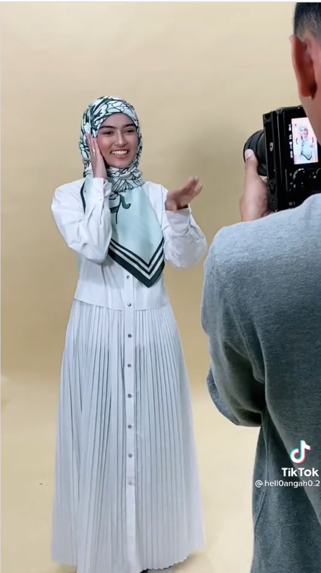 Identitas asli Angah adalah seorang wanita dengan nama lengkap Norhidayatul Asmiera Md Asadzzman Hoque. Angah populer di TikTok dengan nama akun @hell0angah0.2. Foto: Instagram