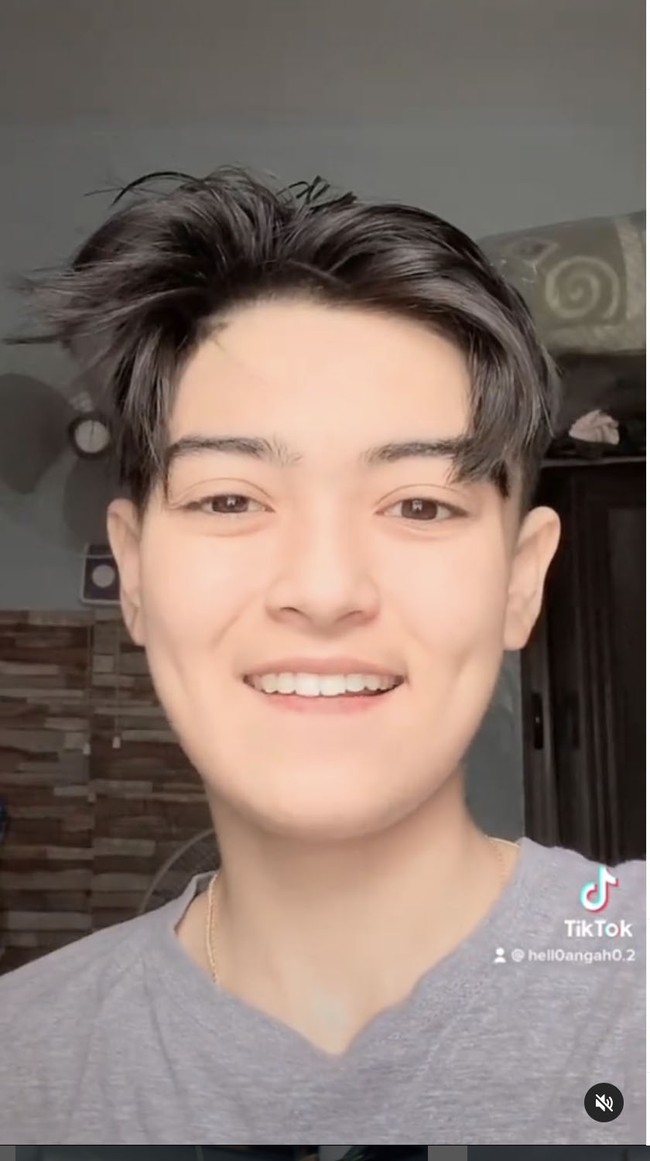 Angah demikian nama model hijab yang viral di Malaysia. Rupanya Angah bukanlah pria seperti yang dikira netizen saat dirinya viral. Foto: Instagram