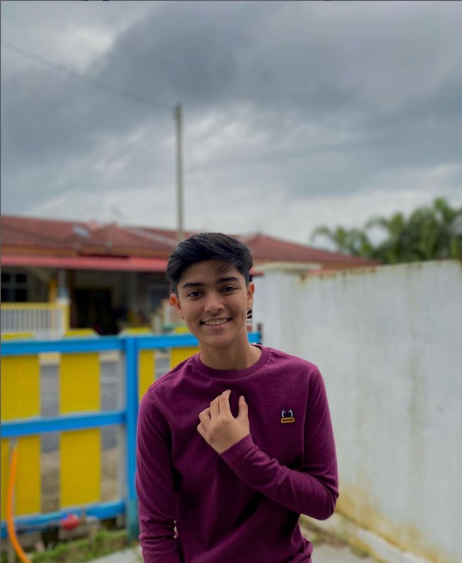 “Aku nyaman seperti ini. Aku bukan orang yang keras atau kasar, tapi aku suka memakai baju maskulin sejak usia 12,” kata Angah yang saat ini berusia 19 tahun. Foto: Dok. TikTok hell0angah0.2