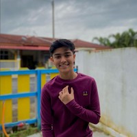 “Aku nyaman seperti ini. Aku bukan orang yang keras atau kasar, tapi aku suka memakai baju maskulin sejak usia 12,” kata Angah yang saat ini berusia 19 tahun. Foto: Dok. TikTok hell0angah0.2