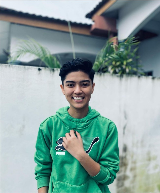 Dalam berbagai unggahannya di TikTok, Angah berpenampilan seperti pria, dengan rambut pendek potongan khas kaum Adam . Tidak mengherankan jika selama ini dirinya dianggap sebagai pria. Foto: Dok. TikTok hell0angah0.2