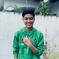 Dalam berbagai unggahannya di TikTok, Angah berpenampilan seperti pria, dengan rambut pendek potongan khas kaum Adam . Tidak mengherankan jika selama ini dirinya dianggap sebagai pria. Foto: Dok. TikTok hell0angah0.2