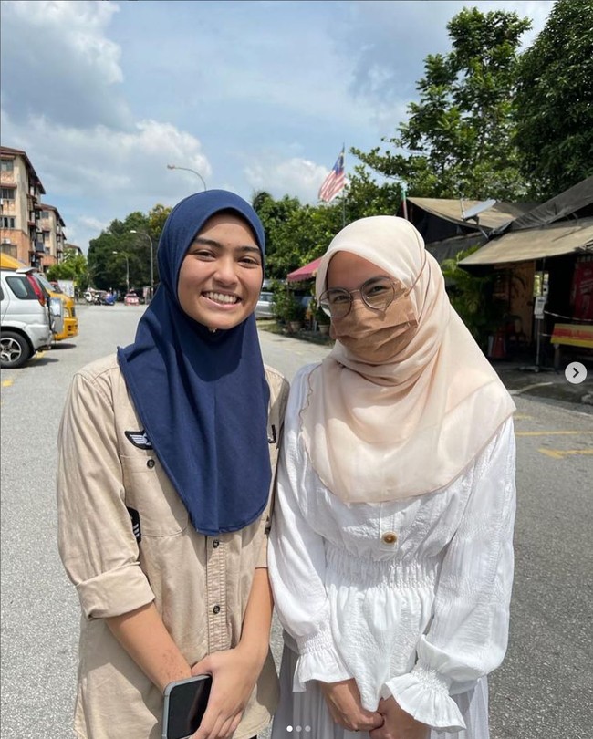 “Aku tidak merasa canggung memakai baju modest wanita karena aku terlahir sebagai wanita. Bukannya aku tidak terbiasa memakai baju itu. Setiap hari Lebaran, aku memakai baju kurung. Aku memakai baju seperti pria hanya dalam keseharian,” ucapnya. Foto: Dok. TikTok hell0angah0.2