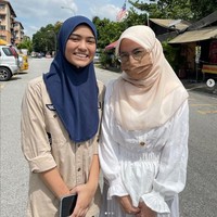 “Aku tidak merasa canggung memakai baju modest wanita karena aku terlahir sebagai wanita. Bukannya aku tidak terbiasa memakai baju itu. Setiap hari Lebaran, aku memakai baju kurung. Aku memakai baju seperti pria hanya dalam keseharian,” ucapnya. Foto: Dok. TikTok hell0angah0.2