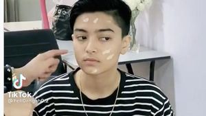 Viral Pria Ganteng Jadi Model Hijab, Identitas Aslinya Mengejutkan