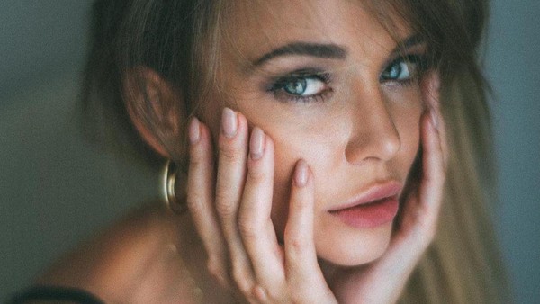 Potret Model Ukraina yang Jual Foto Seksi untuk Bantu Keuangan Klub Bola