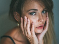 Potret Model Ukraina yang Jual Foto Seksi untuk Bantu Keuangan Klub Bola