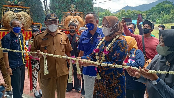 Anggota DPR RI Sri Wahyuni Resmikan Gedung BumDes