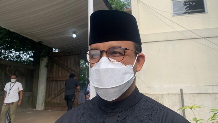 Anies Baswedan saat melayat ke rumah duka Arifin Panigoro (Mulia Budi-detikcom)