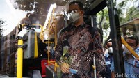Gubernur DKI Jakarta Anies Baswedan sempat meninjau eksterior, interior hingga fasilitas bus listrik TransJakarta.