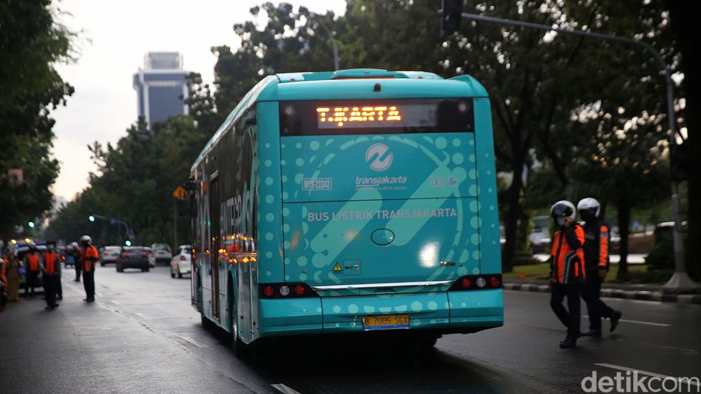 Kepala Dinas Perhubungan Provinsi DKI Syafrin Liputo; Presiden Direktur PT Vektr Mobiliti Indonesia (VKTR) Gilarsi W Setijono, Gubernur DKI Jakarta Anies Baswedan; Direktur Utama PT Transjakarta Mochammad Yana Aditya, dan Direktur PT Bakrie & Brothers Tbk. Amri Aswono Putro saat meresmikan operasional 30 bus listrik Transjakarta, di Halte Balaikota, Selasa (8/3/2022).