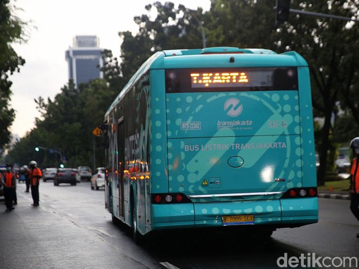 Kepala Dinas Perhubungan Provinsi DKI Syafrin Liputo; Presiden Direktur PT Vektr Mobiliti Indonesia (VKTR) Gilarsi W Setijono, Gubernur DKI Jakarta Anies Baswedan; Direktur Utama PT Transjakarta Mochammad Yana Aditya, dan Direktur PT Bakrie & Brothers Tbk. Amri Aswono Putro saat meresmikan operasional 30 bus listrik Transjakarta, di Halte Balaikota, Selasa (8/3/2022).