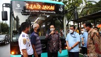 Gubernur DKI Jakarta Anies Baswedan, Kepala Dinas Perhubungan Provinsi DKI Syafrin Liputo, Presiden Direktur PT Vektr Mobiliti Indonesia (VKTR) Gilarsi W Setijono, Direktur Utama PT Transjakarta Mochammad Yana Aditya, dan Direktur PT Bakrie & Brothers Tbk Amri Aswono Putro hadir dalam peresmian operasional bus listrik TransJakarta.