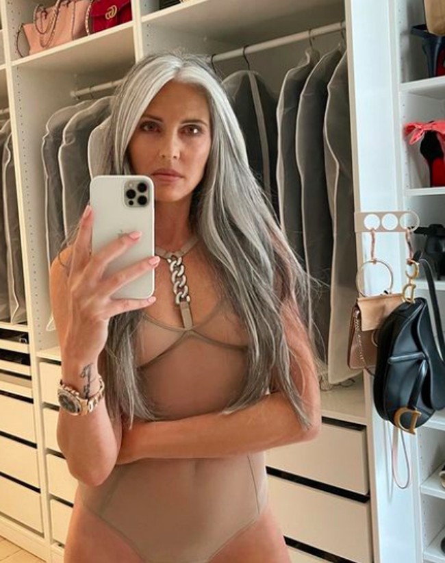 Inilah penampilan seksi Annika dengan rambut ubannya. Foto: dok. Instagram/@annikavonholdt