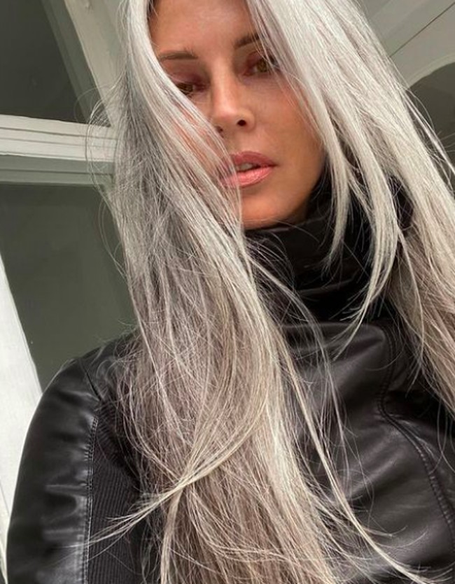 Setiap dua minggu selama dua dekade Annika rutin mengecat rambutnya. Namun sejak enam tahun lalu dia menyudahi kebiasaannya tersebut dan memilih memperlihatkan penampilan rambut naturalnya. Foto: dok. Instagram/@annikavonholdt